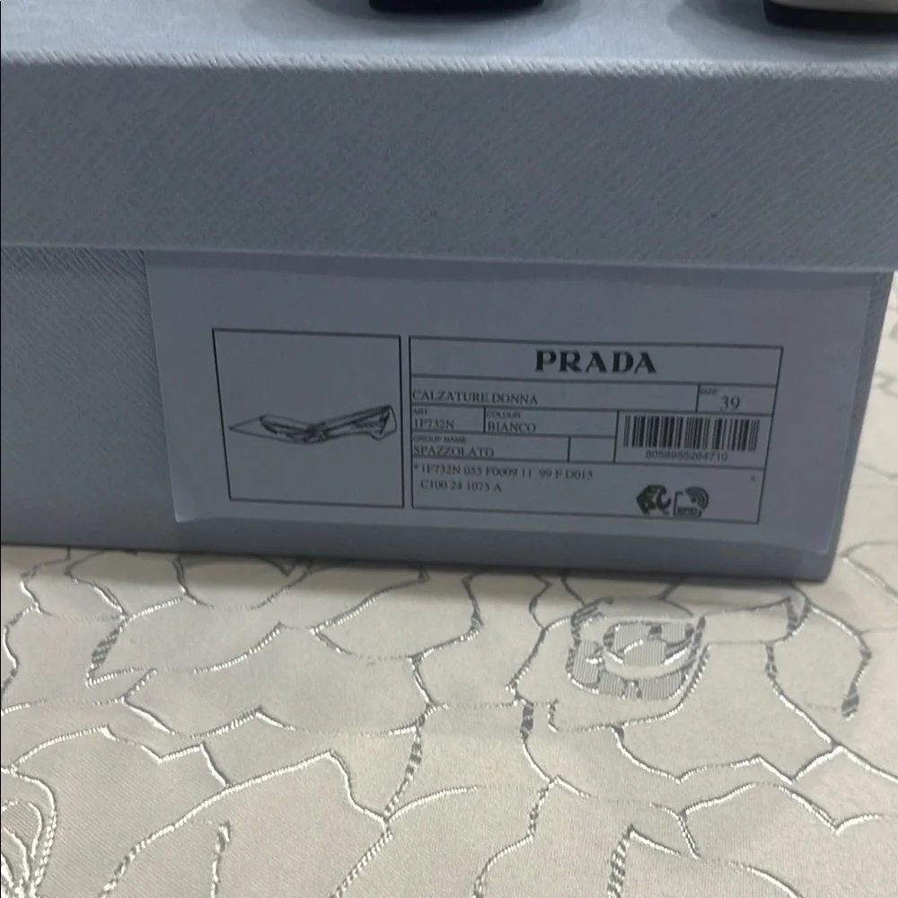 Prada Women's cut out white leather Flats size 39 - Picture 3 of 4